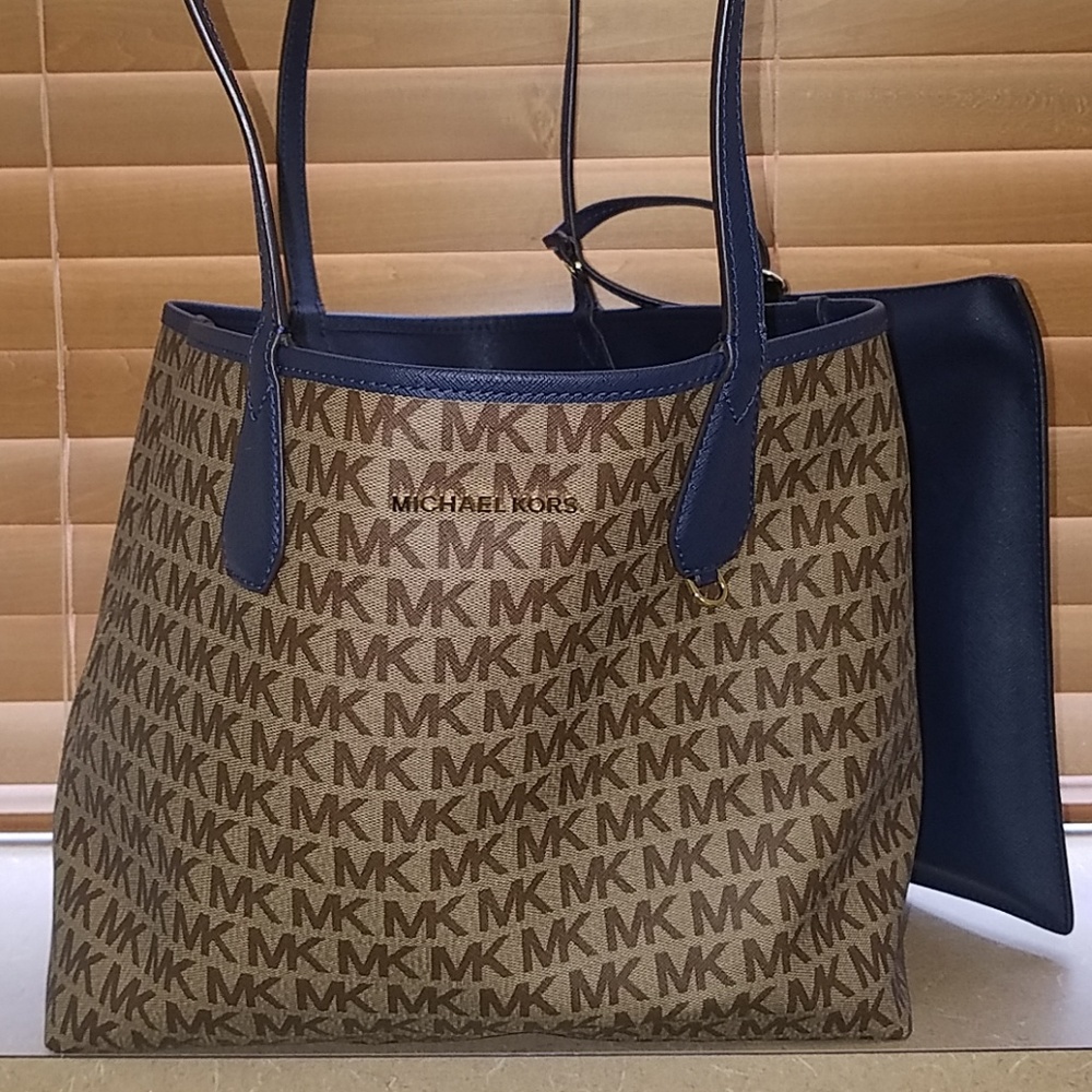 Michael Kors tote. It is Reversal with wrist let - Picture 1 of 7